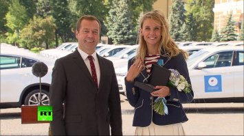 Монтрезору тоже надо было драпануть с отрядом, он же большую часть жизни учился военному делу минимум, тактику изучал, стратегию, знал что при таком соотношении сил смерть и ему и людям та что-ли?
А что пришел бы как наши спортсмены под нейтральный флаг сдавшись персам и уехал во Францию или Польшу к родственникам, благо фамилия позволяет.......да вот честь и совесть заразы такие не посмели Родину предать...вот об этом подумайте, господа защитники спортсменов, вернее их бабок, квартир наград правительственных и машин.....уверен парни из отряда Монтрезору и армянские ополченцы не о карьере думали и призовых, когда полчище персов перед ними встало а о чести и совести русского и армянского патриота, не смогли бы они смотреть родным в глаза после этого если бы сбежали, даже если бы им лично Медведев вручал ключи от санкционных автомобилей.