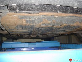 Что это такое?
______________________
ЧП.
Ехал я с пляжа уже ночью, уже по улочкам города, ехал никому не мешал, и тут ба-бац! Мой бок здорово подкинуло, скрежет адский, пассажиры заохали заахали, да и сам я опупел! Торможу ничего не понимая, по ощущениям как колесо отпало. Ан нет, штырь воткнулся в порог, сыграв из под колеса и воткнувшись между дорогой и кузовом.
Куска пластмассы лишился, дефект порога замазал мовилем. Поэтому пока не сделают дороги или пока не стану миллионером, не вижу смысла менять свою старушку. Вот так и живем.
Источник: 
______________________