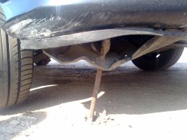 Что это такое?
______________________
ЧП.
Ехал я с пляжа уже ночью, уже по улочкам города, ехал никому не мешал, и тут ба-бац! Мой бок здорово подкинуло, скрежет адский, пассажиры заохали заахали, да и сам я опупел! Торможу ничего не понимая, по ощущениям как колесо отпало. Ан нет, штырь воткнулся в порог, сыграв из под колеса и воткнувшись между дорогой и кузовом.
Куска пластмассы лишился, дефект порога замазал мовилем. Поэтому пока не сделают дороги или пока не стану миллионером, не вижу смысла менять свою старушку. Вот так и живем.
Источник: 
______________________