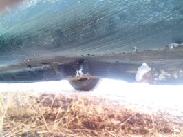 Что это такое?
______________________
ЧП.
Ехал я с пляжа уже ночью, уже по улочкам города, ехал никому не мешал, и тут ба-бац! Мой бок здорово подкинуло, скрежет адский, пассажиры заохали заахали, да и сам я опупел! Торможу ничего не понимая, по ощущениям как колесо отпало. Ан нет, штырь воткнулся в порог, сыграв из под колеса и воткнувшись между дорогой и кузовом.
Куска пластмассы лишился, дефект порога замазал мовилем. Поэтому пока не сделают дороги или пока не стану миллионером, не вижу смысла менять свою старушку. Вот так и живем.
Источник: 
______________________