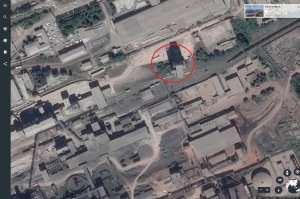 Был весной 2008-го на Ачинском цем.заводе. Так работяги в цеху погрузки не закрыли крышку бункера(здоровенная "пирамида" перевернутая основанием вверх) из которого мешки заполняют. Перед загрузкой самого бункера(по заводу готовый цемент как вода по трубам перекачивается, да еще и горячий) Короче пока подачу перекрыли что-то около 3-х тонн рядом с этим бункером успело насыпаться. Мы в этот момент рядом с цехом на эстакаде оптику укладывали. Из ворот валили клубы цементной пыли, выглядело жутковато, думали что-то серьёзное у них там случилось.
Потом летом того же года уже на Красноярском цем.заводе местные работяги разбирали один из цементных силосов(огроменные баки, на хз столько тысяч тонн) они по 4 или 6 штук стоят.
Не знаю как так получилось но разобранный примерно до половины силос оказался не разгружен и эта "цистерна" попросту раскололась пополам. Сделано это хранилище из толстенного металла, от удара о землю часть оболочки даже не погнулась. Всё содержимое естественно высыпалось, облако цемента накрыло не маленькую территорию(хорошо погода безветренная стояла). Про погибших не знаю, вроде обошлось. Но кучи цемента убирали потом несколько дней.

P.S. - Фотка с гугло карт. Выделено одно из таких хранилищ. Рядом стоят машины, можно прикинуть размер этого сооружения.