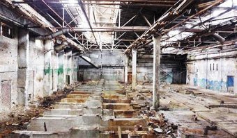 только старый, может купишь. а новый всё.как и укрия.
AUTO-Consulting уже сообщал, что в августе 2012 года Фонд госимущества продал ООО "Капитал Индекс Групп" 90,8% акций предприятия "Киевский мотозавод" за 59,8 млн грн. И хотя в условиях конкурса были определенные условия: как-то сохранение основных видов деятельности завода, внесение инвестиций в размере не менее 2,7 млн грн на развитие предприятия, а сам покупатель пакета должен иметь опыт экономической деятельности по производству мотоциклов или торговле ими, сделка все-таки состоялась.
И вот прошло 2,5 года. Киевский мотозавод так и не заработал и новеньких мотоциклов в салоны не поступило. О том, что в Киеве когда-то делали десятки тысяч мотоциклов в год уже ничего и не напоминает, разве что постамент возле проходной и продолжает работать фирменный мотомагазин по продаже запчастей. А еще руины. Это все, что осталось от славного прошлого КМЗ.