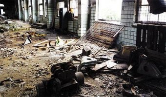 только старый, может купишь. а новый всё.как и укрия.
AUTO-Consulting уже сообщал, что в августе 2012 года Фонд госимущества продал ООО "Капитал Индекс Групп" 90,8% акций предприятия "Киевский мотозавод" за 59,8 млн грн. И хотя в условиях конкурса были определенные условия: как-то сохранение основных видов деятельности завода, внесение инвестиций в размере не менее 2,7 млн грн на развитие предприятия, а сам покупатель пакета должен иметь опыт экономической деятельности по производству мотоциклов или торговле ими, сделка все-таки состоялась.
И вот прошло 2,5 года. Киевский мотозавод так и не заработал и новеньких мотоциклов в салоны не поступило. О том, что в Киеве когда-то делали десятки тысяч мотоциклов в год уже ничего и не напоминает, разве что постамент возле проходной и продолжает работать фирменный мотомагазин по продаже запчастей. А еще руины. Это все, что осталось от славного прошлого КМЗ.