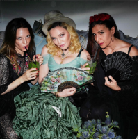 Это вот этой справа 20 лет?