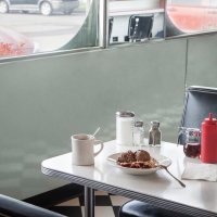 если автор построил свою концепцию на деталях, то имею права понудить. :) согласно книги, события происходят в конце 40-х, начале 50-х годов ХХ века, а автомобиль за окном явно из другого времени родом...