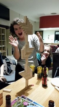 Явно ни метро ни трамвая рядом нет.