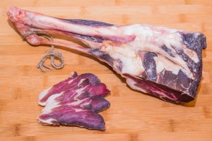 Вяленое мясо - свинина, говядина, индюк, утка, гусь, баранина - не вечное, конечно, но до года хранится на ура и только набирает вкус! Практически универсальная закуска.