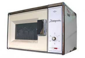 "В СССР в 1976 году микроволновые печи были запрещены ... Запрет был снят в начале 90-х после Перестройки."

Дадада...
Список (не полный) моделей, выпускавшийся в СССР с 1981 года:
1. Электроника СП-01 
2. Электроника СП-10 
3. Электроника СП-18 
4. Электроника СП-23 
5. Электроника СП-23 ЗиЛ (выпускалась на заводе ЗиЛ) 
6. Электроника СП-25 
7. Электроника СП-27 
8. Днепрянка-1 
9. Днепрянка-2 
10. Мрия 
11. Мрия-МВ 
12. Темп 
13. Плутон 
14. Волжанка 
15. Радо-Гурман 
16. Электроника СП-25 
17. Фея 
18. Берегиня 
19. Юкон 
20. Лена 
21. Мила 
22. Мила-2 
23. Южполиметалл