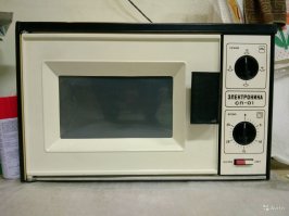 "В СССР в 1976 году микроволновые печи были запрещены ... Запрет был снят в начале 90-х после Перестройки."

Дадада...
Список (не полный) моделей, выпускавшийся в СССР с 1981 года:
1. Электроника СП-01 
2. Электроника СП-10 
3. Электроника СП-18 
4. Электроника СП-23 
5. Электроника СП-23 ЗиЛ (выпускалась на заводе ЗиЛ) 
6. Электроника СП-25 
7. Электроника СП-27 
8. Днепрянка-1 
9. Днепрянка-2 
10. Мрия 
11. Мрия-МВ 
12. Темп 
13. Плутон 
14. Волжанка 
15. Радо-Гурман 
16. Электроника СП-25 
17. Фея 
18. Берегиня 
19. Юкон 
20. Лена 
21. Мила 
22. Мила-2 
23. Южполиметалл