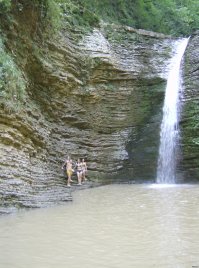 Прекрасный город!!! прекрасная Адыгея, сказочная природа. 30 лет каждый (почти) год бывали там семьёй.  Пока были живы тесть с тёщей (любимая жена оттуда).  На первом фото стена дома на Краснооктябрьской, где когда-то они жили. На третьей жена и дети у "шнурочка".