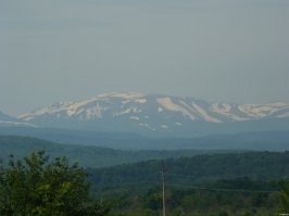 Прекрасный город!!! прекрасная Адыгея, сказочная природа. 30 лет каждый (почти) год бывали там семьёй.  Пока были живы тесть с тёщей (любимая жена оттуда).  На первом фото стена дома на Краснооктябрьской, где когда-то они жили. На третьей жена и дети у "шнурочка".