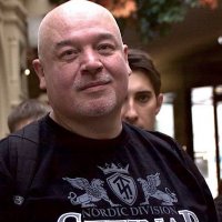 Тут часто пишут: "А кто это?"
Вот и у меня сначала возник этот вопрос...
Но на этой фотографии увидел ответ: