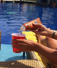 Посетительницы скачек рассказывают, как пронести алкоголь мимо охраны