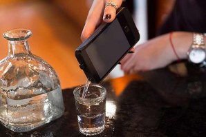 Посетительницы скачек рассказывают, как пронести алкоголь мимо охраны