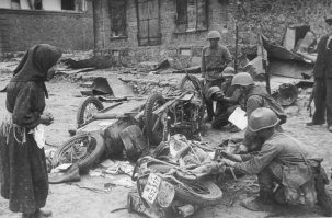 каска бойца на переднем плане это шото, как так вмятину такую получил? ладно если вне боя сослуживцы шутканули, там молоточком рихтанули пока спал. а если в бою? в рукопашке и прикладом рихтанулии? это писец. по строительной от молотка позвонки в трусы выпадают и то удар не сильный, а тут.

ну и потерянный мотоцикл улыбнул