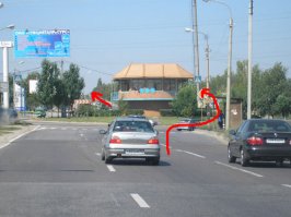 А вот пост ДПС в Волгограде, именуемый в народе "шайбой" из-за своей формы. Другую фотку не нашла, а на гугл картах он совсем зарос