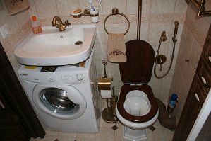 а у меня как раз стиралка под раковиной, но санузел совмещенный и площадь квартиры не огромная. Но подходить к раковине при этом удобно. В другом месте стиралку не разместишь.