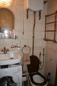 а у меня как раз стиралка под раковиной, но санузел совмещенный и площадь квартиры не огромная. Но подходить к раковине при этом удобно. В другом месте стиралку не разместишь.