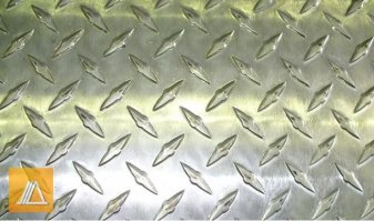 На последнем фото похоже алюминиевый рифленый лист, а алюминий стирается быстро.