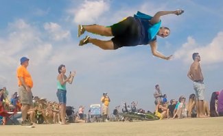 Пилоты истребителей знают, как удивить посетителей авиашоу