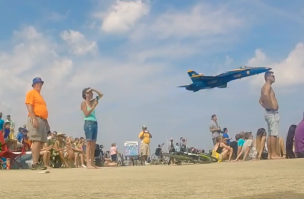 Пилоты истребителей знают, как удивить посетителей авиашоу