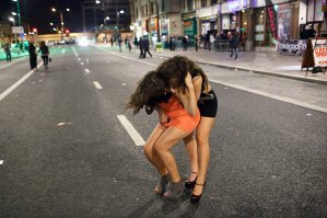 «Ночка удалась» — как девушки возвращаются с вечеринок