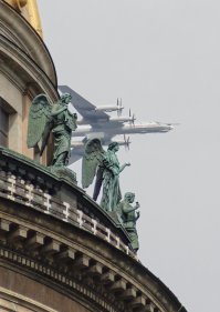 У нас в Питере и не такое летает , сфоткал вот на прогулке у Исаакия