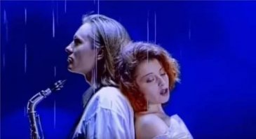 Когда идёшь по Редвуд-Сити
В июльский душный потный день.
И ищешь где б чего попити.
Художник сочетает тень.
  Художник сочетает тень.
    Художник сочетает тень.
       Художник сочетаааааааааает тень.