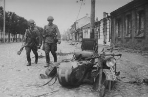 Фашики попали в не благополучный райончик:)