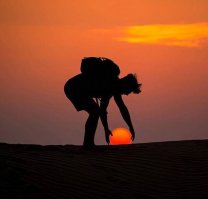 Это не солнце в ладонях, это закат солнца вручную:)