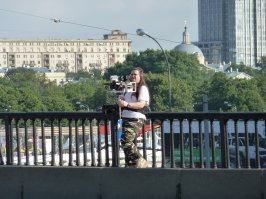 А я, однажды, гуляя по Крымскому мосту, увидел этого чувака и решил, что он возможно тоже работает на гугол. Он ходил взад-вперед по мосту, снимал панораму. Рядом никаких актеров или других киношников не было...