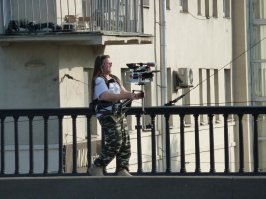 А я, однажды, гуляя по Крымскому мосту, увидел этого чувака и решил, что он возможно тоже работает на гугол. Он ходил взад-вперед по мосту, снимал панораму. Рядом никаких актеров или других киношников не было...