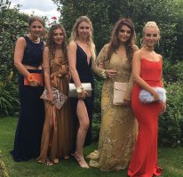 Посетительницы скачек рассказывают, как пронести алкоголь мимо охраны