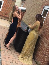 Посетительницы скачек рассказывают, как пронести алкоголь мимо охраны