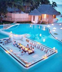 Прыжок бомбочкой в такой бассейн какого-нибудь жиробасного тела и зальет всю диванную зону. Карл Маркс был бы в шоке от такой непрактичной роскоши.