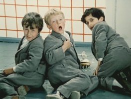 >Эпоха мундиров закончилась примерно в 60-х годах ХХ столетия. Тогда мальчики переоделись в костюмы. Неизменной оставалась лишь фуражка и ремень.
- ТС, вы не в теме, садитесь, два, ибо никаких фуражек и ремней в 60-е не было. Темно серая типа этого.