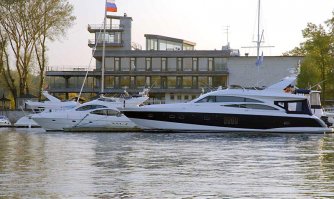 1. Там яхты морского класса. С дизелем и отделкой красного дерева (примерно как на картинке). А не такая лоханка копеечная
2. Нормальные яхты делают из фанеры
3. Из стеклоткани не делают нихрена. Стеклоткань наклеивают на каркас, как правило пластиковый или фанерный. Для усиления. Без основы стеклоткань вообще ни о чём