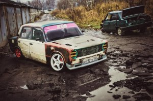 Хочешь сказать что это круто?что от этого девки сут кипятком и  патлами трясут?
Это называется отсутствие серого вещества у владельца....
Видел много раз когда малолетки вот на таких ведрах гоняли по городу, вытворяя на дороге черте что, и машины были далеко не в хорошем состоянии.