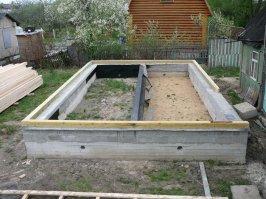 Не ипите мозги. Где я Вам буду гидроизоляцию делать на своем дачном участке при заливке фундамента??? Копается траншея глубиной 2,20 примерно.... потом отсыпка песком дна, армирование. Все что литься будет выше земли- собираем опалубку из фанеры или доски. Так строили, строят и будут строить всегда. Во всяком случае большая масса населения на другое и не решится. Откапывать стены и мазать битумом??? Вывешивать по траншеи рубероид?? Ну нафиг.