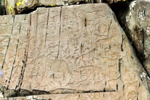 Колесо нарисовано, в культуре индейцев не было колеса.
Реально древние петроглифы я видел на Алтае. Там камни попами и коленями жрецов протертые, отпечатки ладони и прочее, реально интересно..