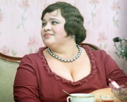 Ну а как же:

"Тут было все: арбузные груди, нос -- обухом, расписные щеки и мощный затылок"?

 :)