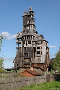 Какие соседи оказались нервные. Наши люди вот какое чудо терпели десяток лет 
 Дом Сутягина  (Деревянный небоскрёб, Соломбальский небоскрёб)   деревянный 13-этажный дом, построенный в Соломбале (север Архангельска) бизнесменом Николаем Сутягиным. Дом был частично разобран в декабре 2008 года по решению суда (до четырёх этажей[1]) как самовольная постройка. 5 мая 2012 года оставшаяся часть от деревянного небоскреба была уничтожена пожаром