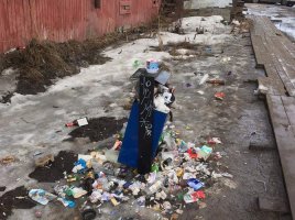 Мало того, "святые чистюли" они же - ханжи, пишут про мусорные бачки/урны...
А вы часто выдели, чтобы такая урна была пустой особенно в пригороде?!