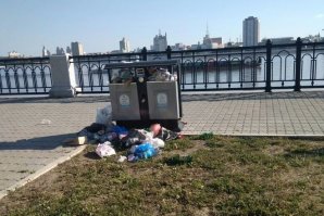 Мало того, "святые чистюли" они же - ханжи, пишут про мусорные бачки/урны...
А вы часто выдели, чтобы такая урна была пустой особенно в пригороде?!