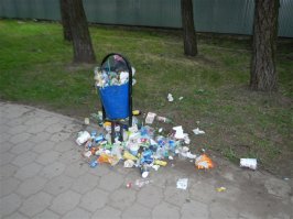 Мало того, "святые чистюли" они же - ханжи, пишут про мусорные бачки/урны...
А вы часто выдели, чтобы такая урна была пустой особенно в пригороде?!