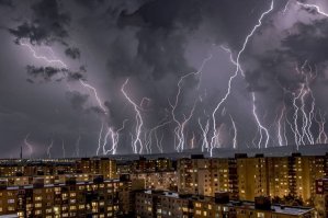 Мужчина решил снять на видео молнию, но не ожидал, что сам попадет под удар
