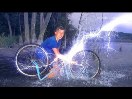 Мужчина решил снять на видео молнию, но не ожидал, что сам попадет под удар