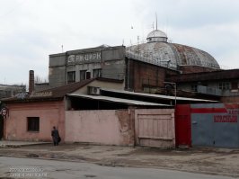 Типовое здание, вот новый и старый цирк в Харькове.