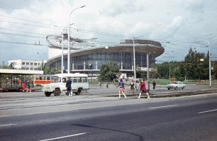Да, проект типовой. Вот фото Уфимского Цирка. Фото в наше время, фото примерно 1975 года.
В начале 90-х годов у Уфимского цирка было ЧП. Обвалился козырек.