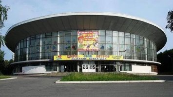 Да, проект типовой. Вот фото Уфимского Цирка. Фото в наше время, фото примерно 1975 года.
В начале 90-х годов у Уфимского цирка было ЧП. Обвалился козырек.